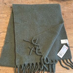 NWT UNIQLO Soufflé Yarn Chunky Stole green